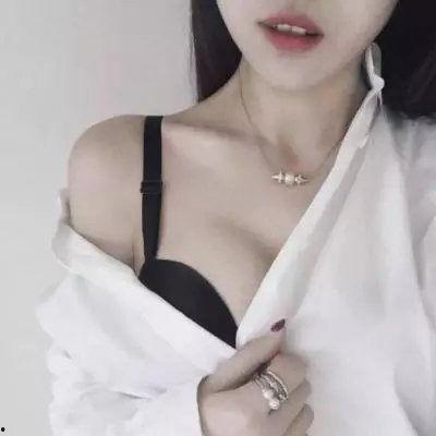 锁骨视频的网红男,锁骨瞩目！网红男生解锁时尚新潮流