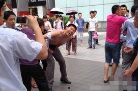 临沂打架女吃瓜新闻报道,网络热议的街头冲突背后
