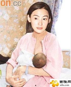 女明星母乳喂养吗,育儿路上的美丽坚持