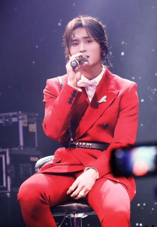 明星枚红色西装