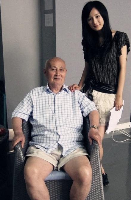 明星悼念奶奶去世,明星深情悼念奶奶离世