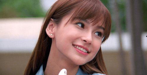 明星丁某,星光璀璨的演艺之路